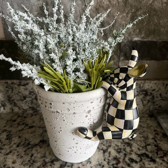 Mackenzie-Childs 🖤🤍 Courtly Check
Funny Bunny Pot Hanger 🖤🤍 NIB! Last one. - Picture 5 of 10